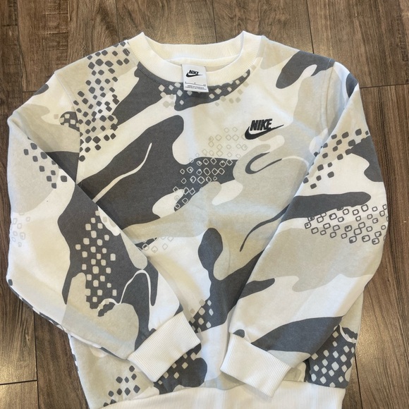 Nike Boys sweatshirt and shorts - Picture 2 of 5
